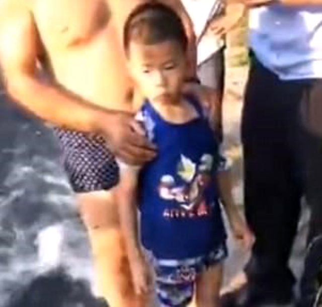 Çin'de yeraltı mağarasında mahsur kalan çocuk, küçük delikten uzattığı eli sayesinde kurtarıldı