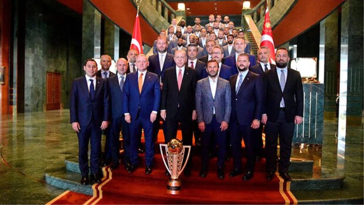 Cumhurbaşkanı Erdoğan, şampiyon Başakşehir\'i kabul etti: Sizinle gurur duydum