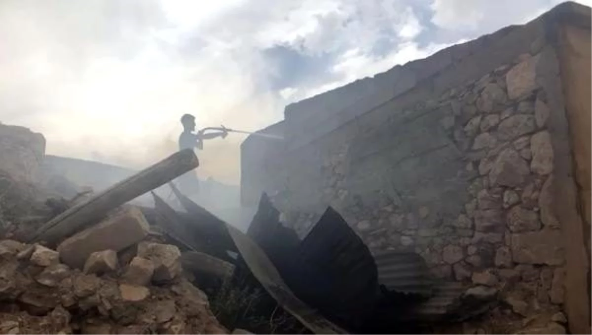 Erzincan\'da köyde yangın: 4 ev, 3 ahır yandı