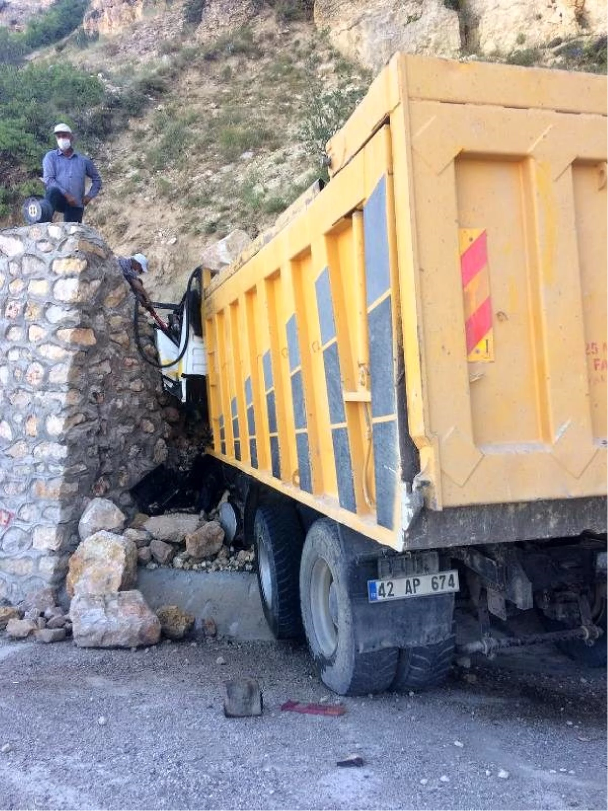 Freni boşalan kamyon dağın yamacına çarptı, sürücü öldü