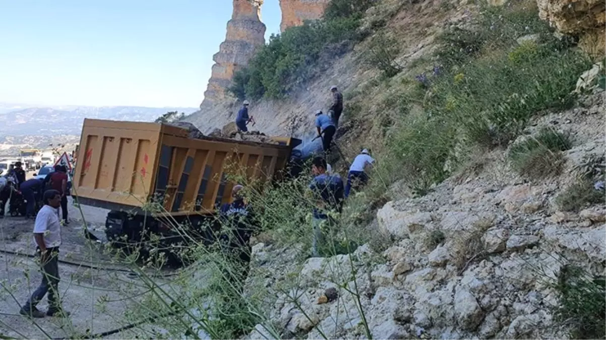 İstinat duvarına çarpan kamyonun sürücüsü yanarak feci şekilde can verdi