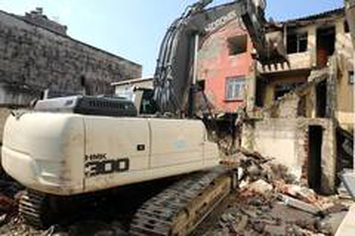 Metruk binalar yıkılıyor