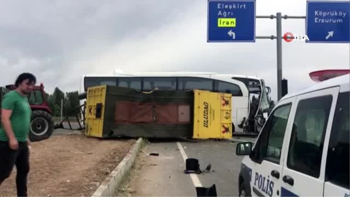 Otobüs ile traktör çarpıştı: 4 yaralı