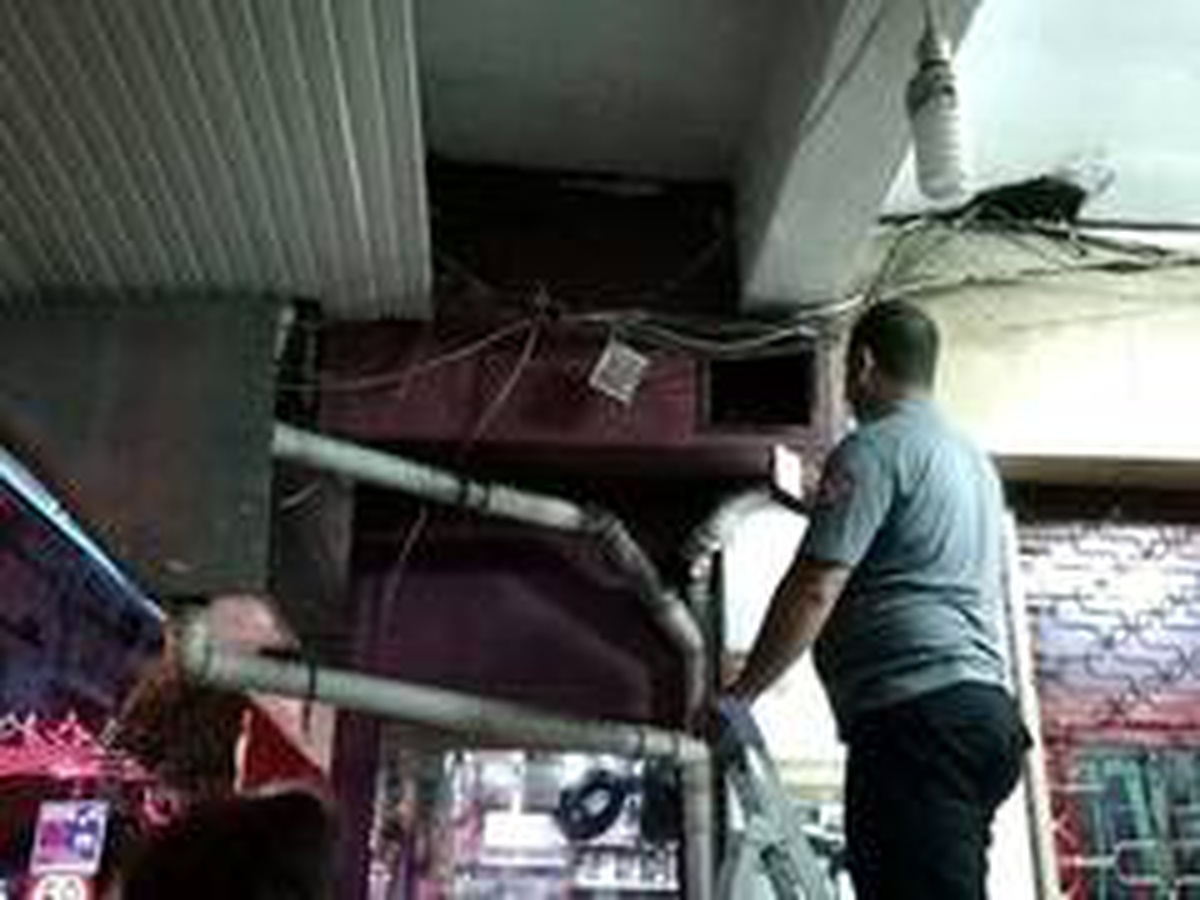 Pasajın çatı boşluğuna çıkan kedi, itfaiye ekiplerini uğraştırdı