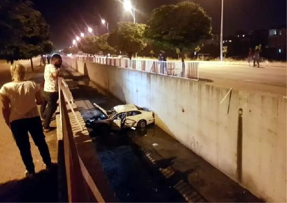 Sulama kanalına düşen otomobildeki 2 kişi yaralandı