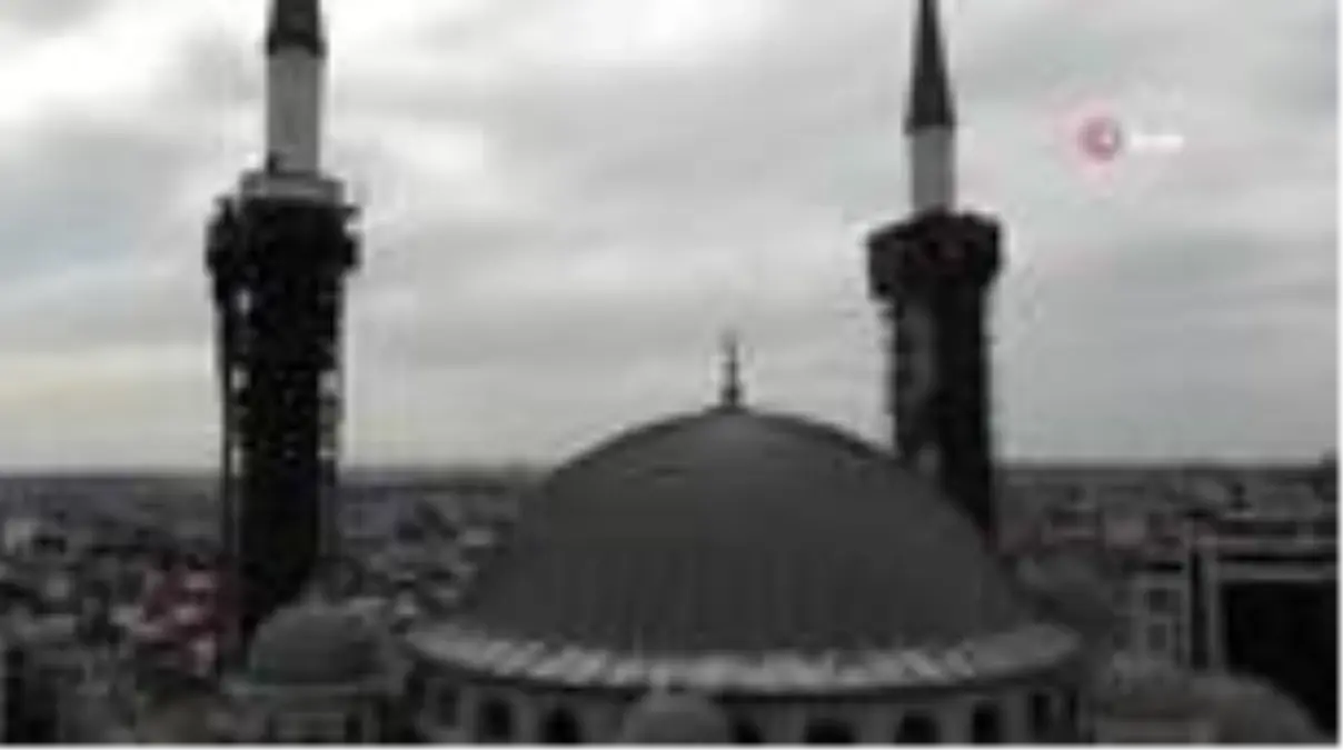 Taksim Camiinin şerefesi göründü