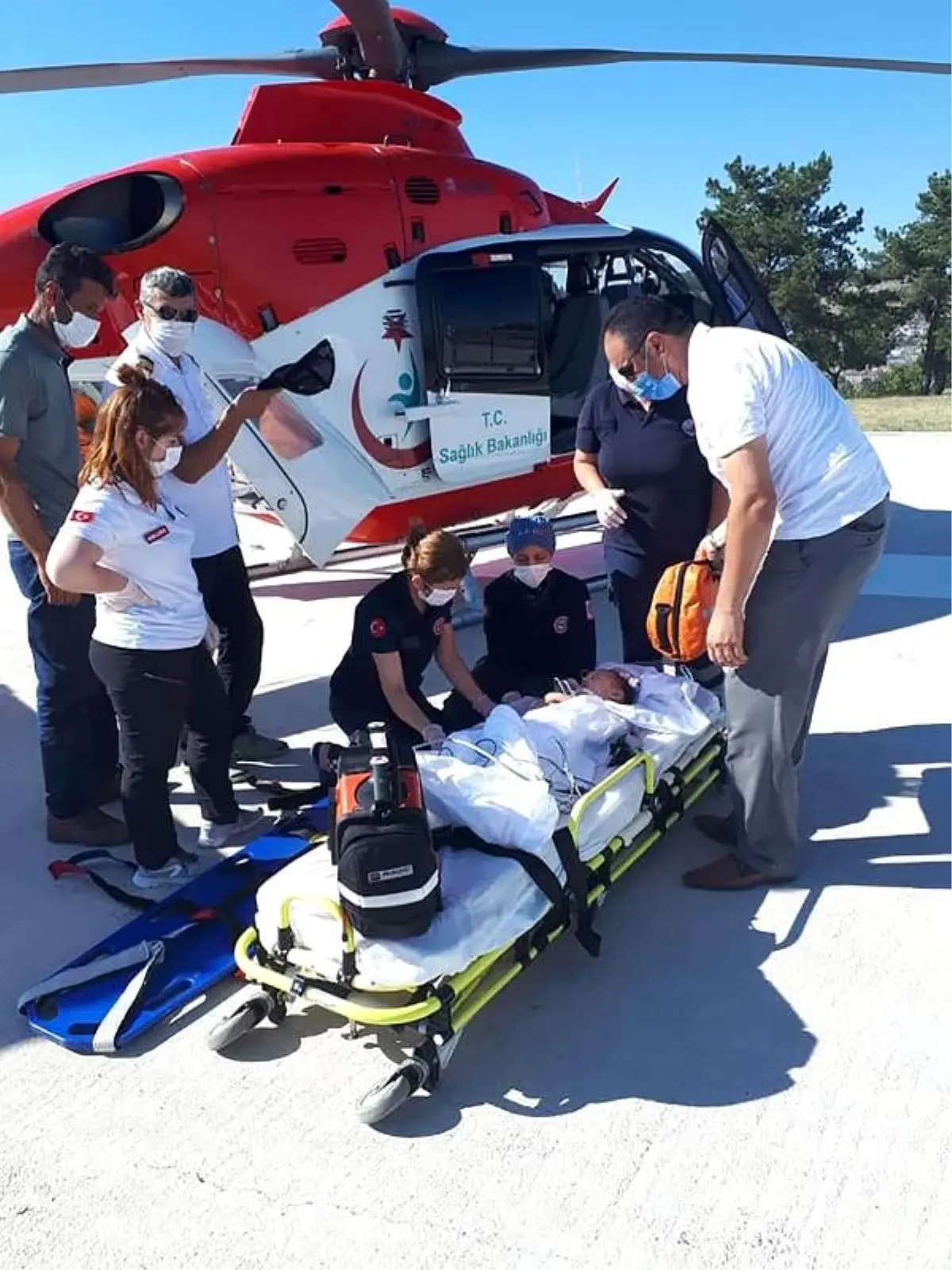 Üzerine televizyon düşen bebek, hava ambulansı ile sevk edildi