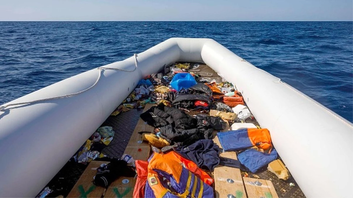 Akdeniz\'de durdurulan göçmenlere ateş açıldı, 3 kişi hayatını kaybetti