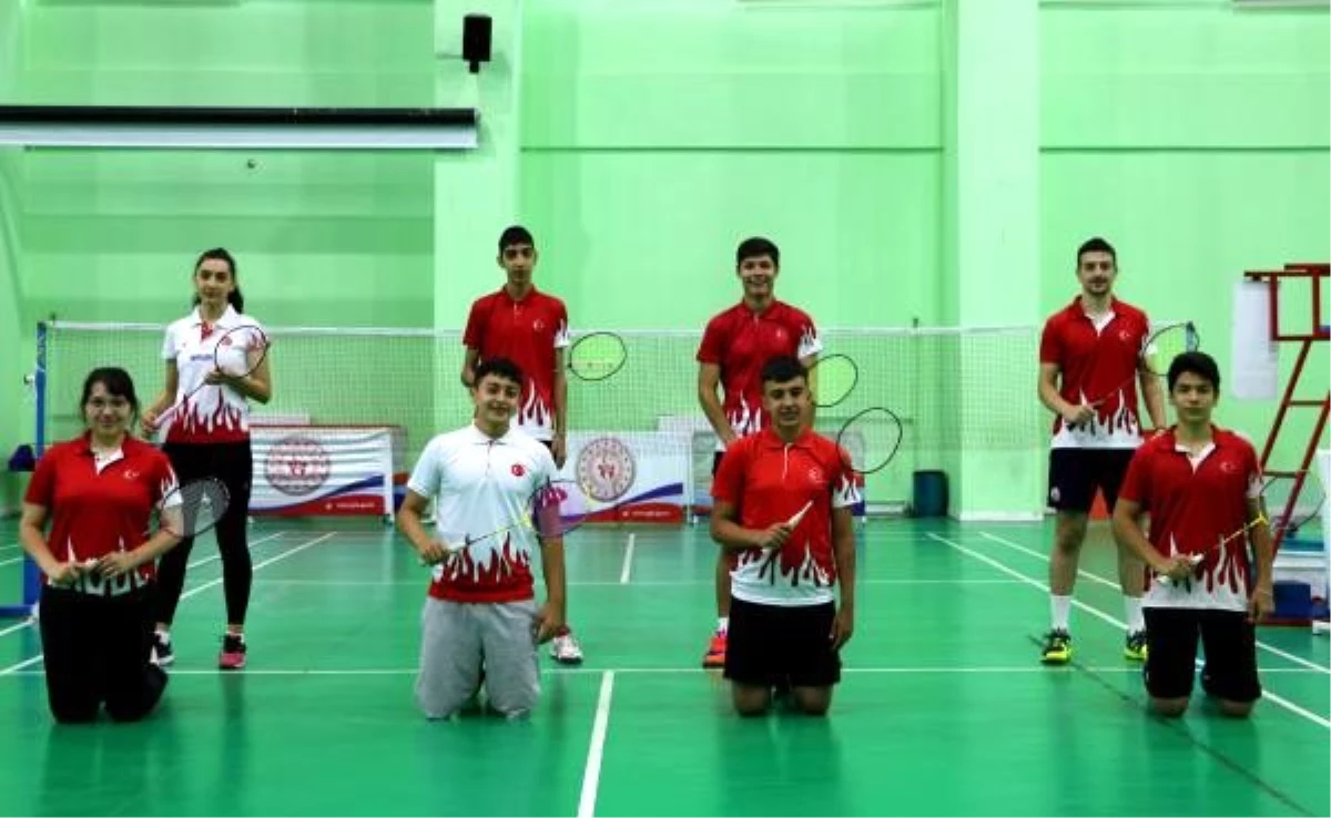Badmintoncular, Olimpiyat Hazırlık Merkezi\'nde antrenmanlarını sürdürüyor
