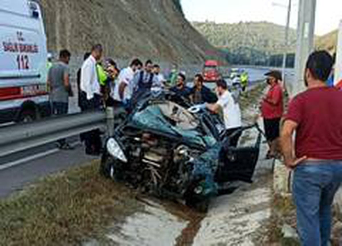 Bariyerlere çarpan otomobil hurdaya döndü: 3 yaralı