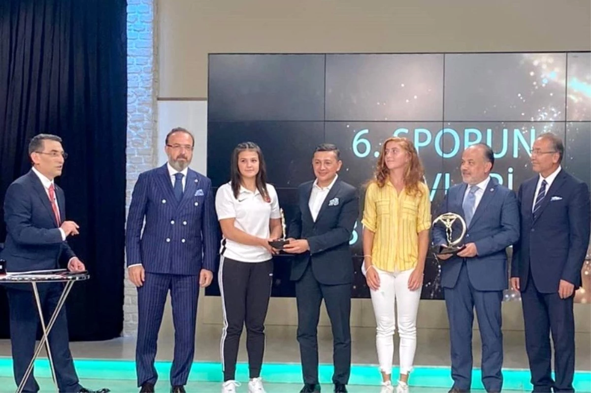 Dünya şampiyonu Habibe Afyonlu\'ya onur ödülü
