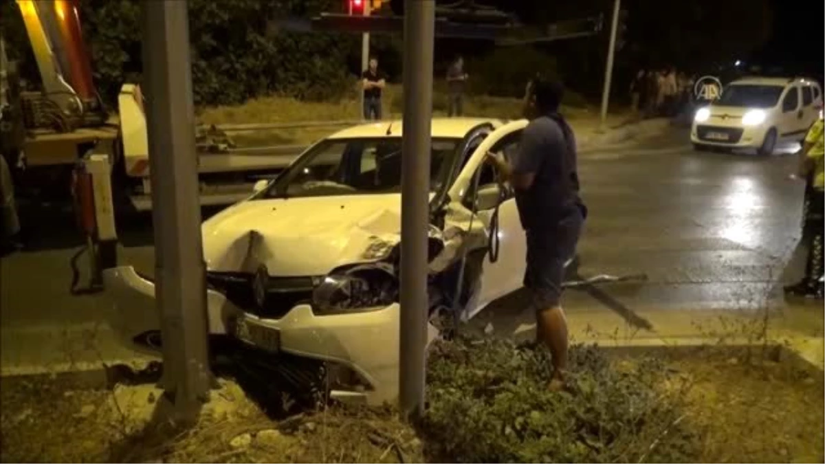 "Dur" ihtarına uymayan ehliyetsiz sürücü aracıyla 2 otomobile çarptı