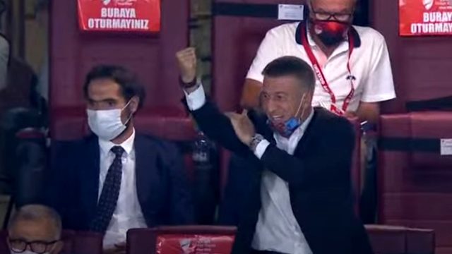 Final maçında gol sonrası Trabzonspor Başkanı Ağaoğlu'nun yaptığı hareket kameraya yansıdı