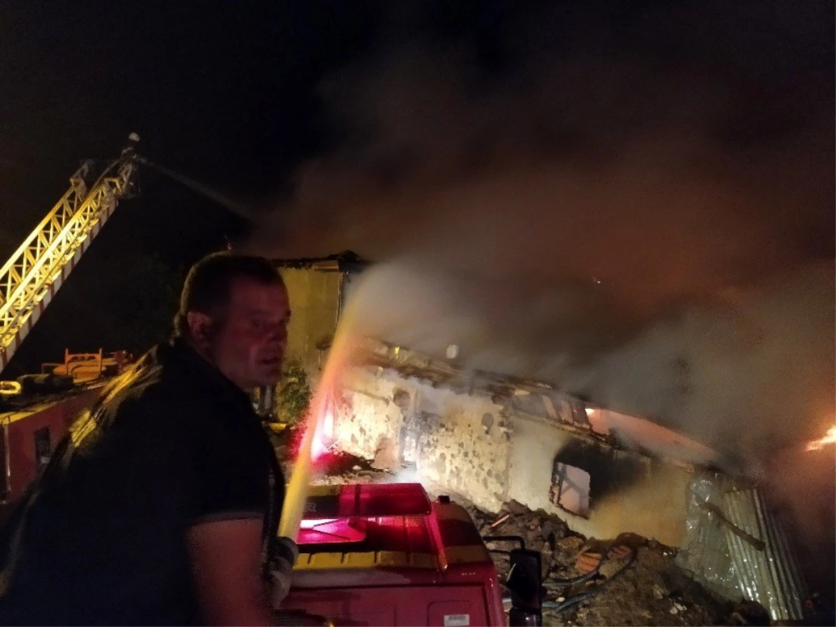 Hocalar\'daki yangında iki katlı ahşap ev ve samanlık küle döndü
