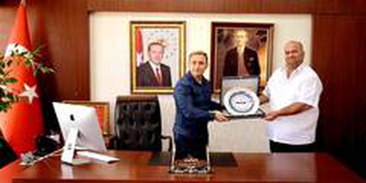 Kaymakam Mutlu\'dan hayırsever iş adamı Şahin\'e plaket