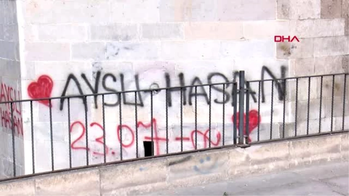 Kayseri\'de tarihi kümbetlere sprey boyayla zarar verdiler