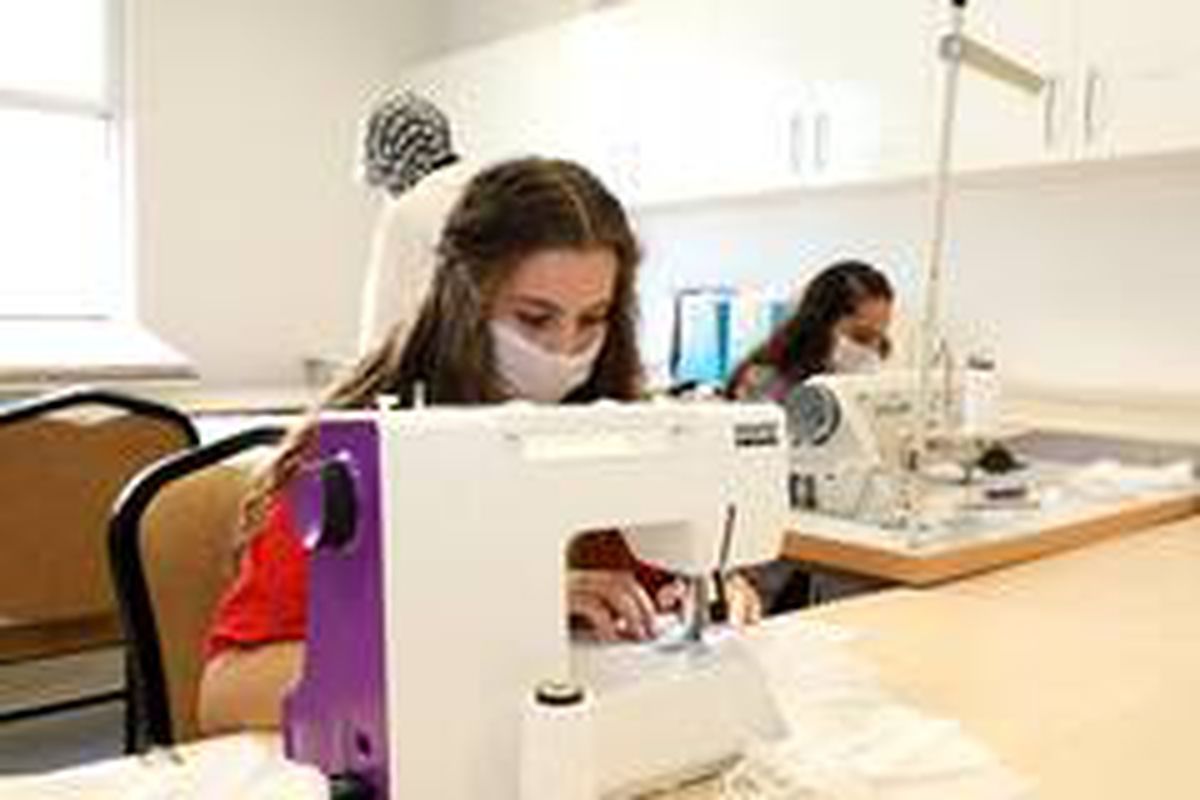 Kayseri Üniversitesi\'nde Yaz Dönemi Uygulamalarında Öğrenciler Maske Üretimi Yapıyor