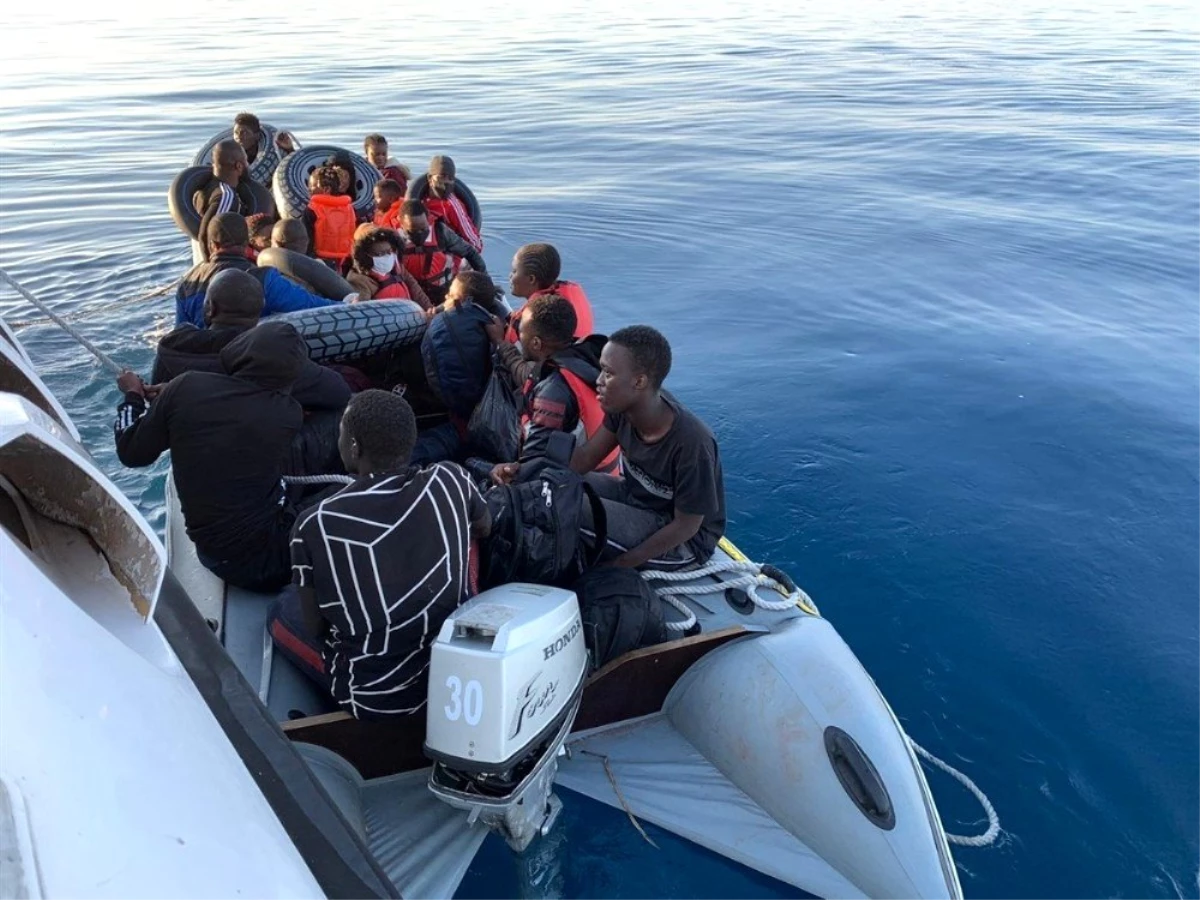 Son dakika haberleri! Lastik bot ile sürüklenen göçmenleri Sahil Güvenlik kurtardı