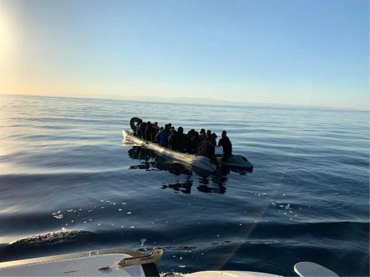 Lastik botla sürüklenen kaçak göçmenler kurtarıldı