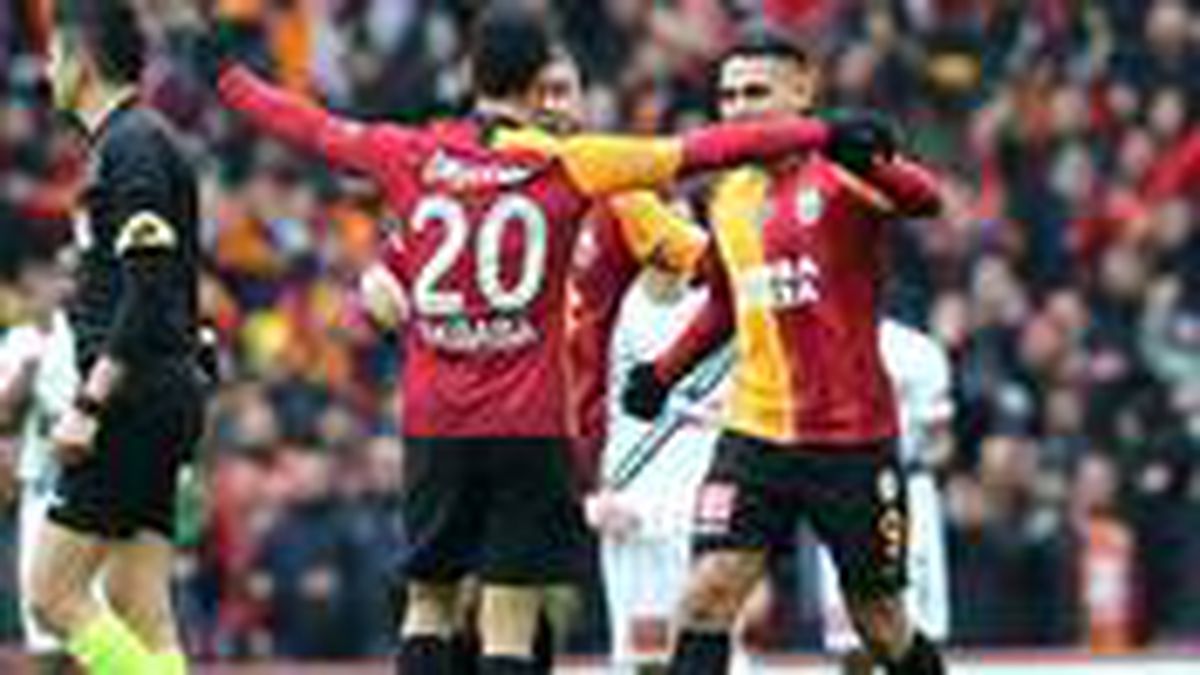 Maaşında indirime gitmeyi düşünen Emre Akbaba, 10 numaralı formanın da yeni sahibi olacak