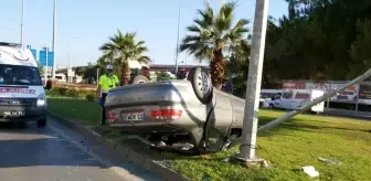 Otomobil fasıla lambasına çarpıp takla attı: 4 yaralı