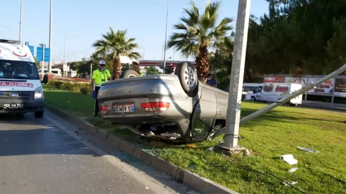 Otomobil fasıla lambasına çarpıp takla attı: 4 yaralı