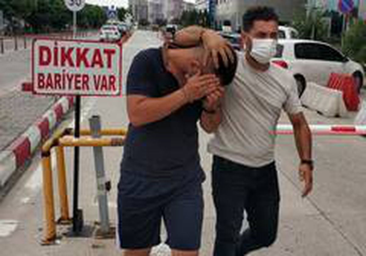 Polisi görünce uyuşturucu poşetini attı, yakalanmaktan kurtulamadı
