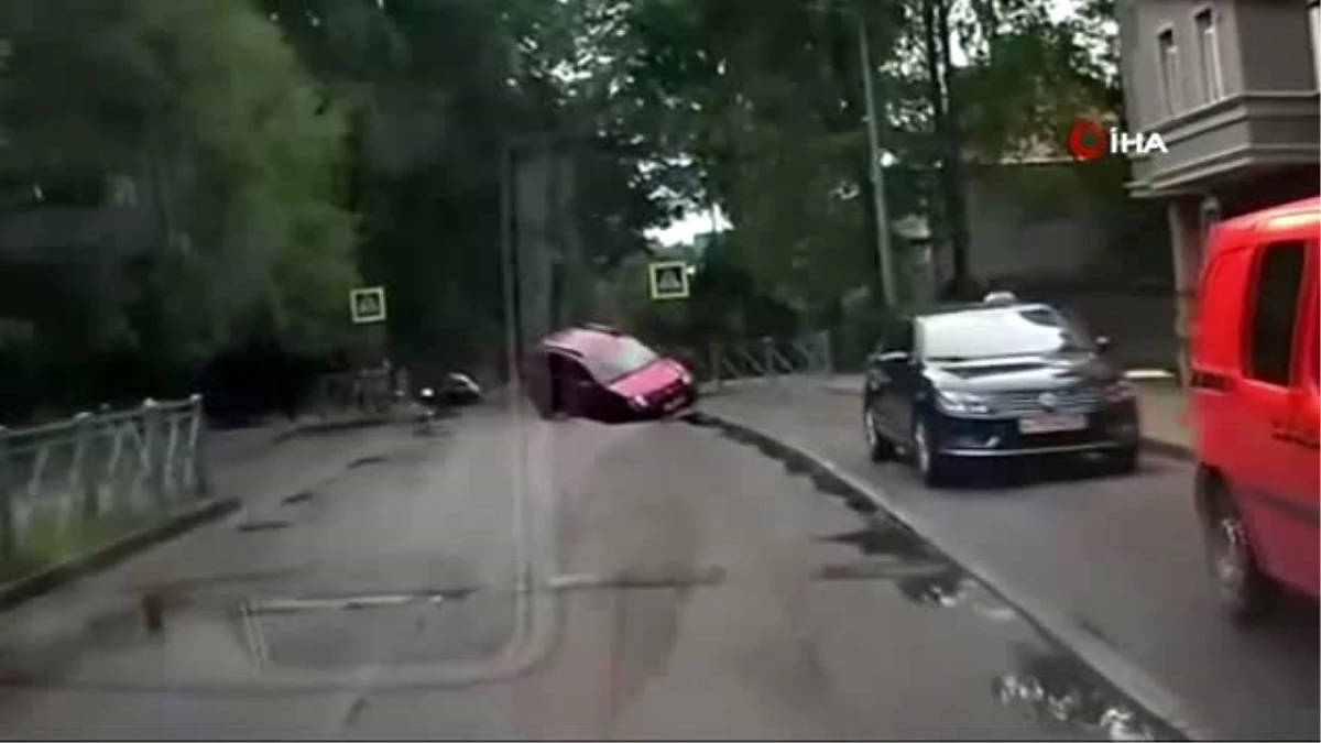 Rusya\'da otomobil asfaltın çökmesiyle çukura düştü