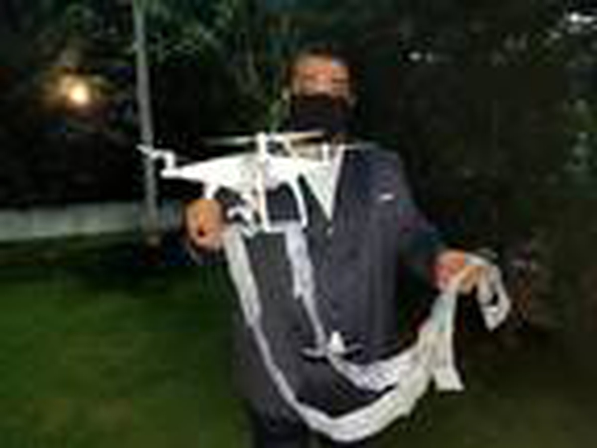 Sosyal mesafeye dikkat çekmek için takıyı dronla gönderdi