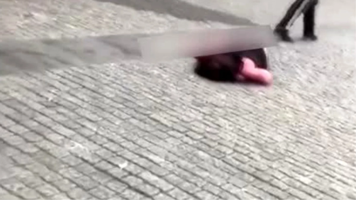Ukrayna\'da bir kişi, yol ortasında tartıştığı kadına tekme atarak bayılttı