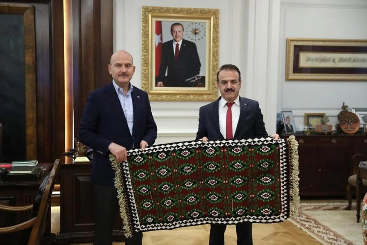 Uludere Belediye Başkanı Ürek, Bakan Soylu\'ya el dokumalı kilim hediye etti