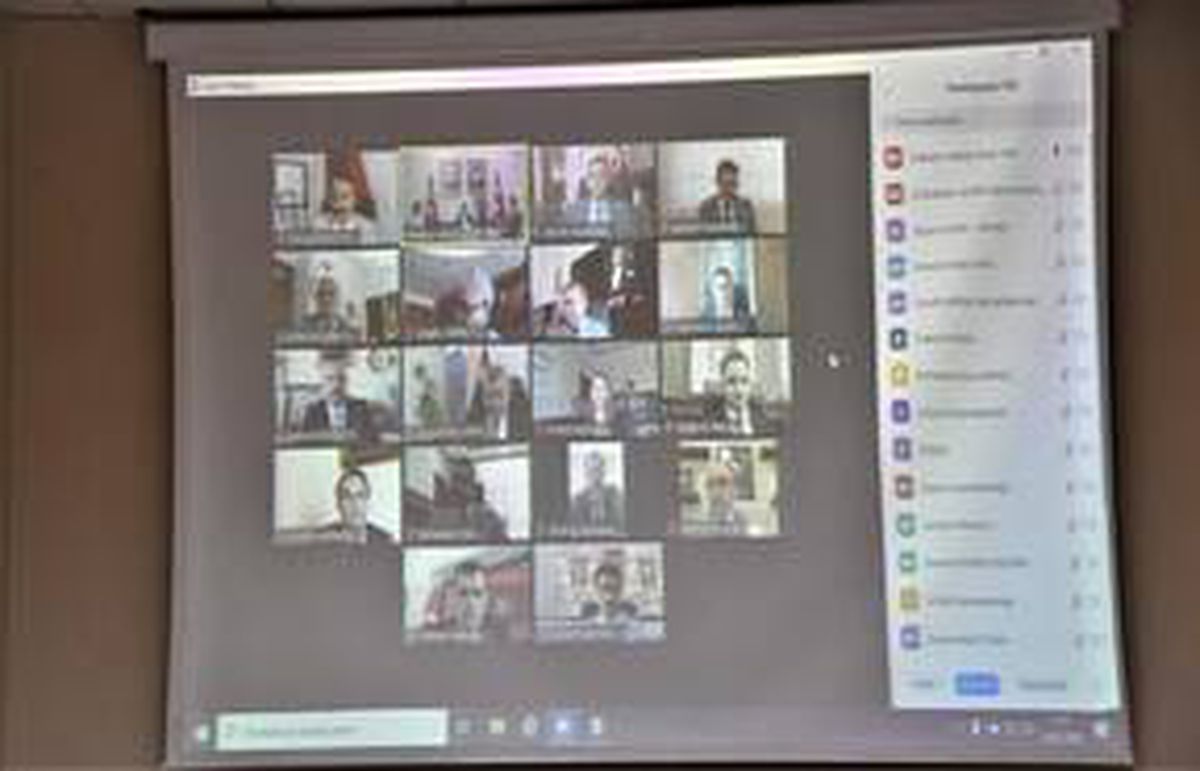 Vali Şıldak İlçe Kaymakamları İle video konferans toplantısı gerçekleştirdi