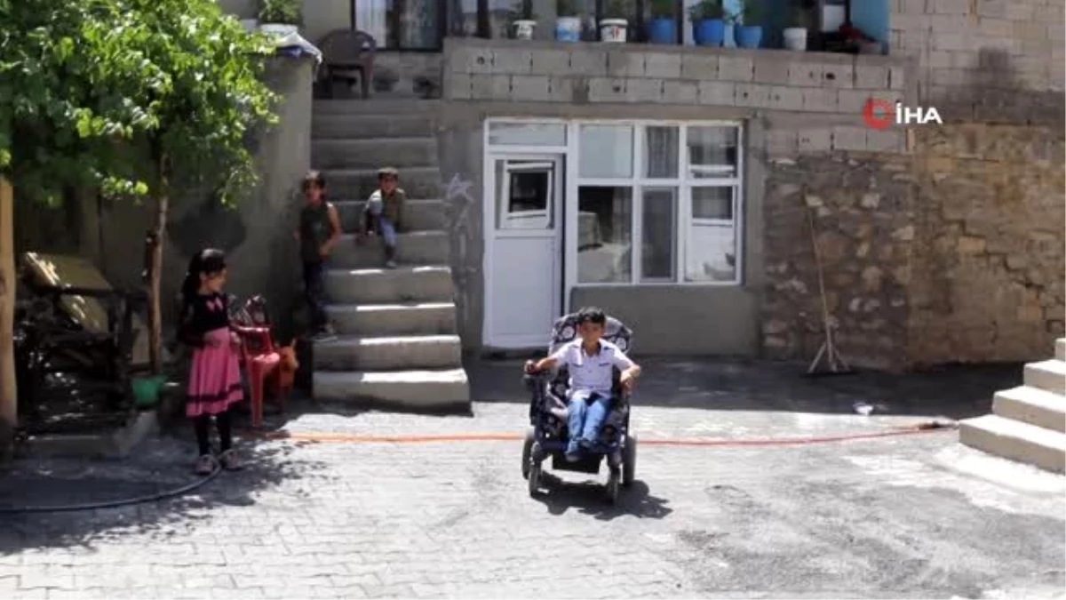 Başkale Belediyesi doğuştan engelli Gökhan için yol yaptı