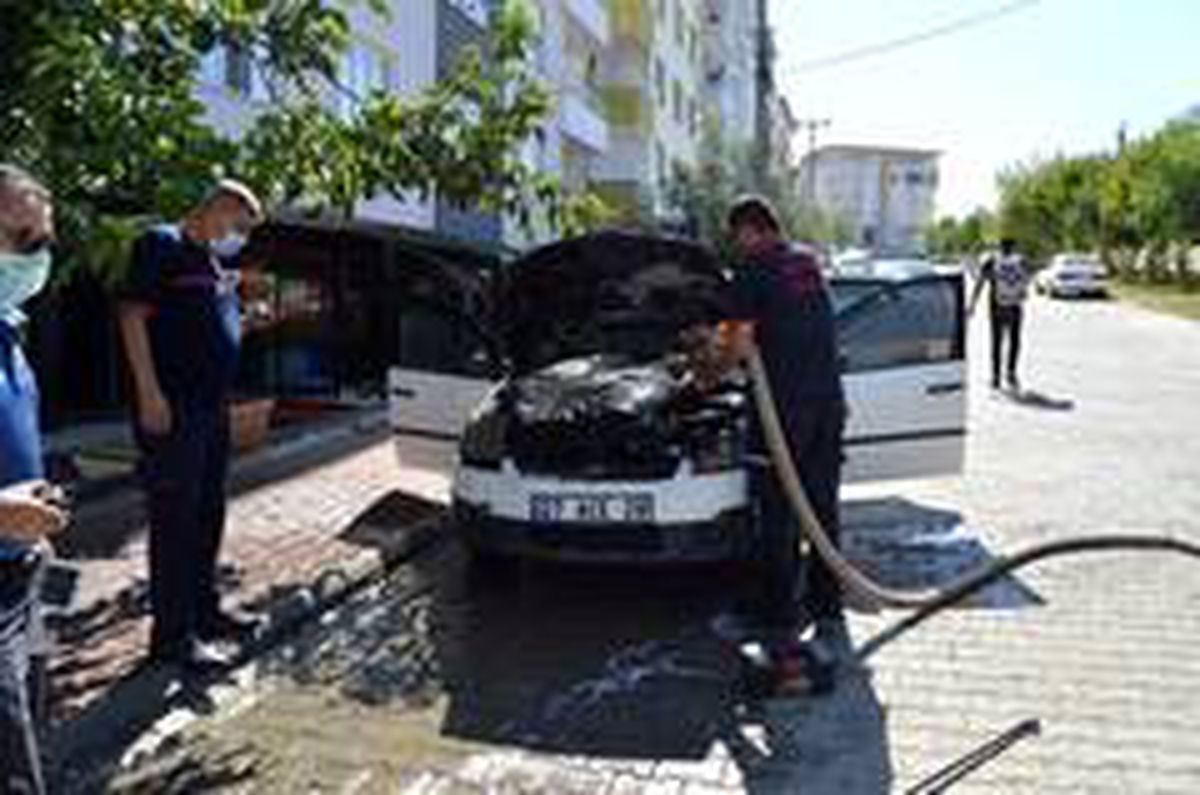 Besni\'de park halindeki otomobil alev aldı