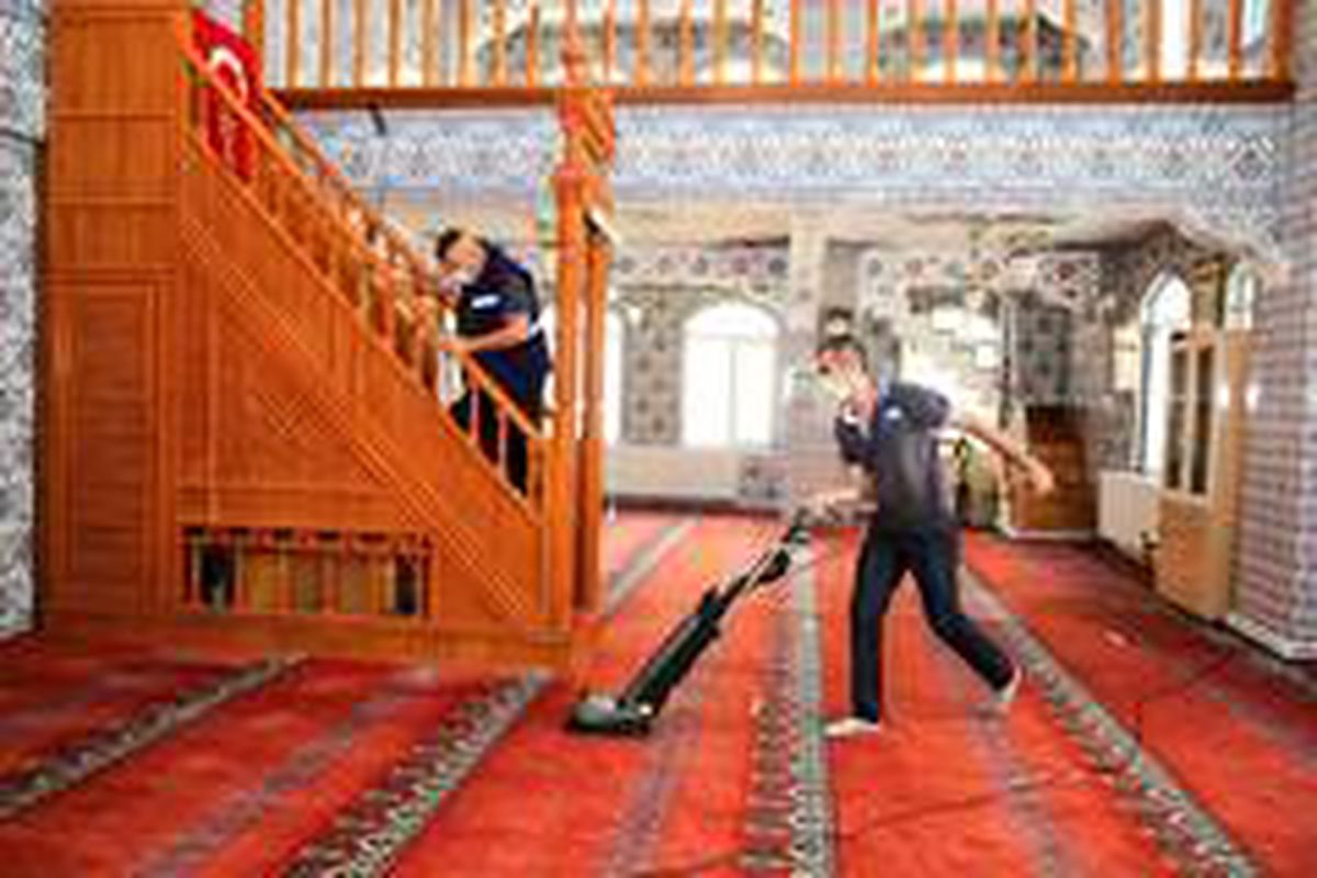 Buca\'nın camilerinde bayram temizliği
