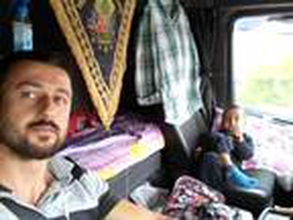 Devrilen traktörün altında kalan baba- oğul yaralandı, kalbi duran çocuk hayata döndürüldü