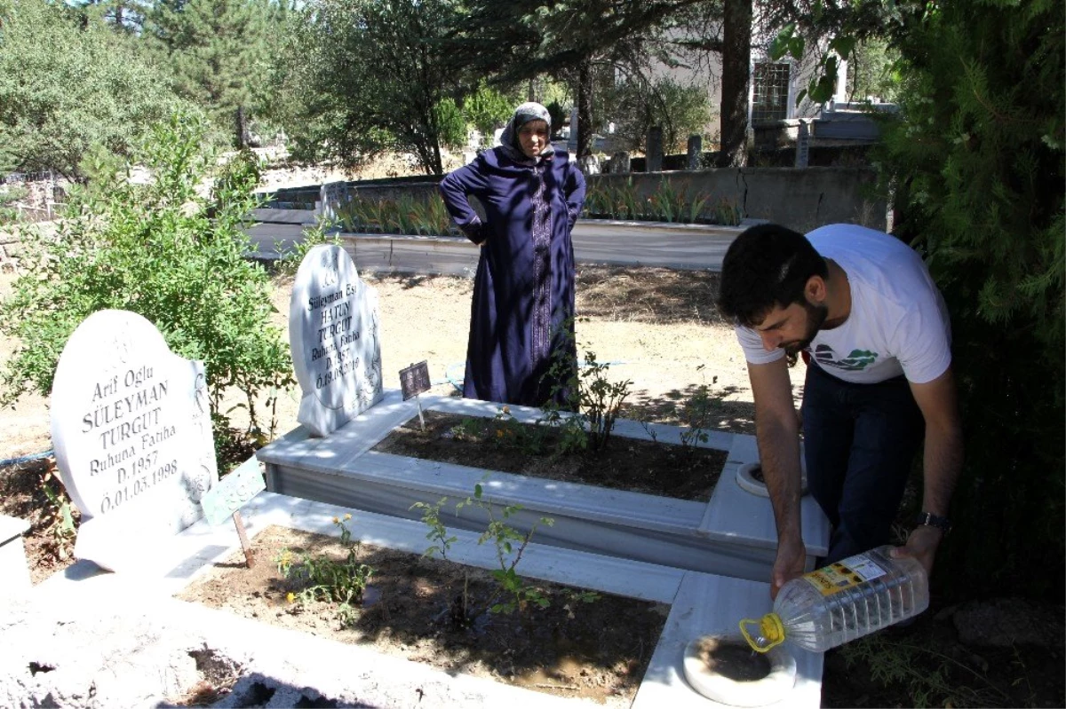 Elazığ\'da mezarlıklarda ziyaretçi yoğunluğu