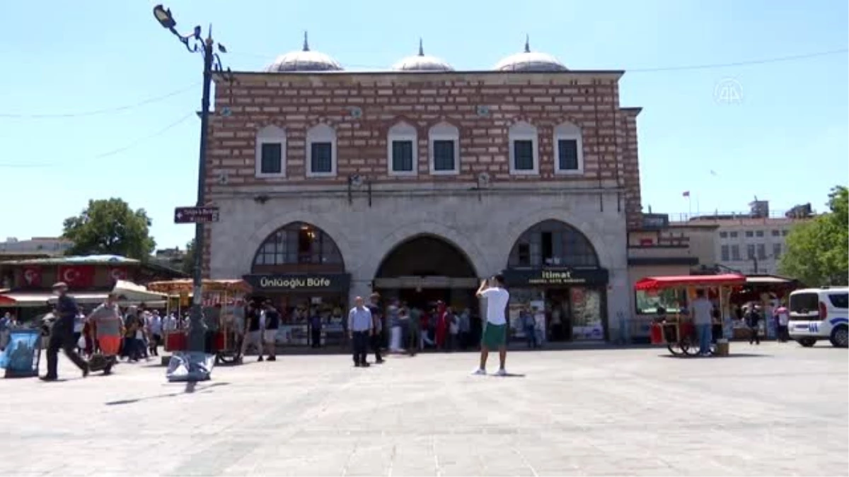 Eminönü\'nde Kurban Bayramı arifesinde alışveriş hareketliliği