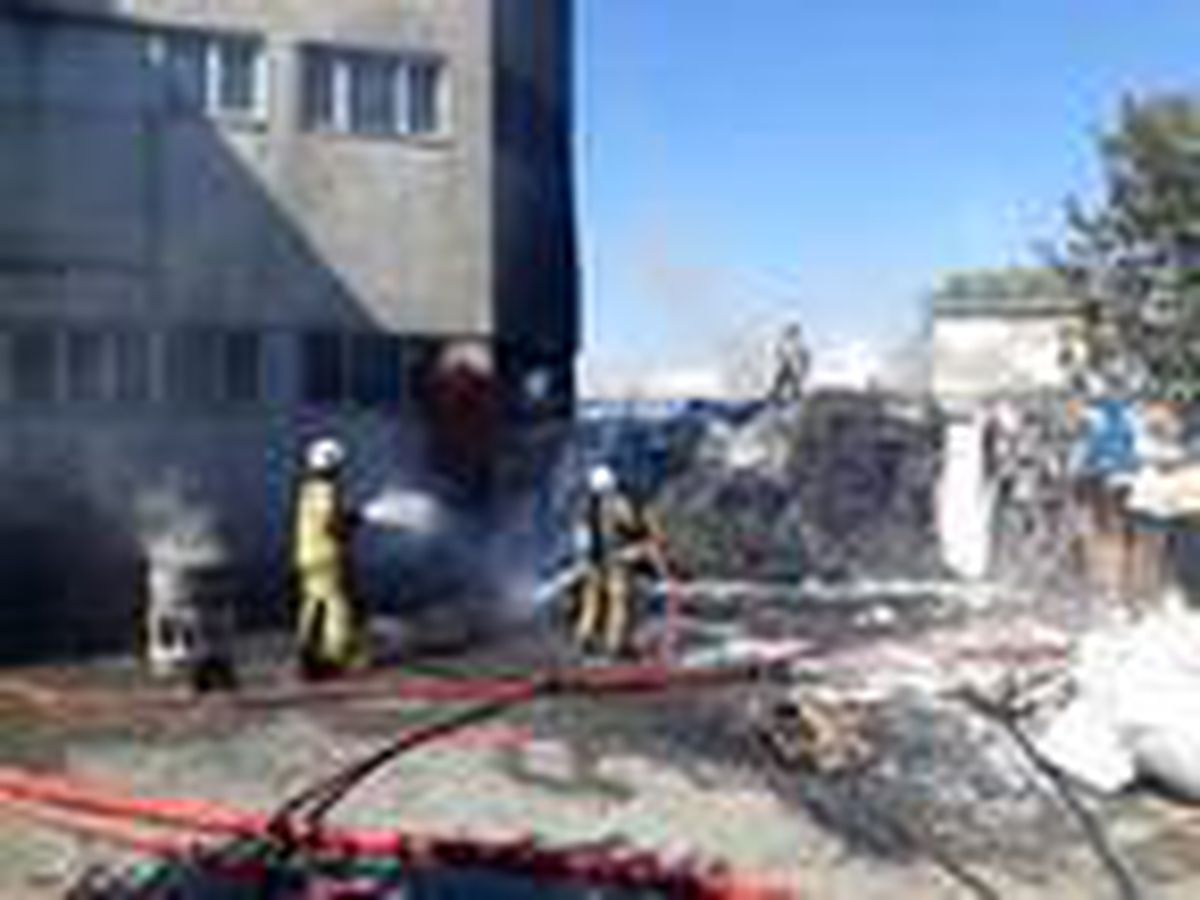 Esenyurt\'ta kauçuk fabrikasında yangın (1)