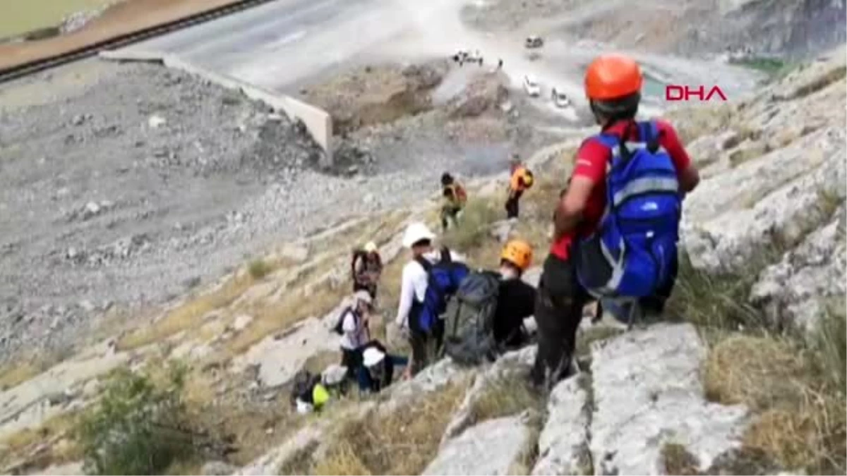 HAKKARİ Dağcılar, Sümbül Dağı\'nda geçen yıl keşfedilen mağarayı gezdi