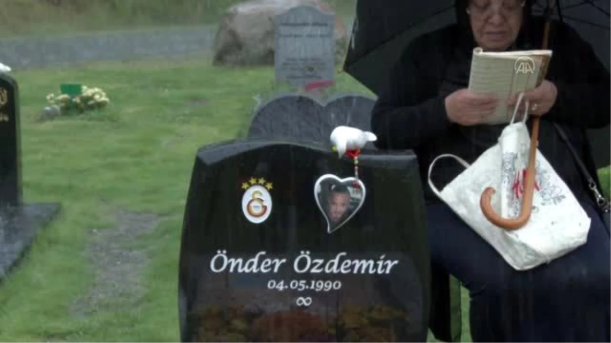 İsveç\'te Türk gencin mezarı, Galatasaray amblemi ve formasıyla süslendi - STOCKHOLM