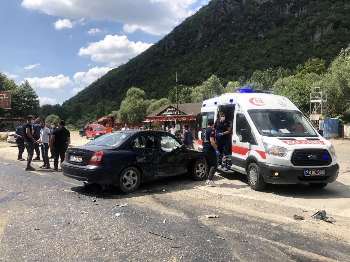Karabük\'te iki otomobil çarpıştı: 3\'ü çocuk 6 yaralı