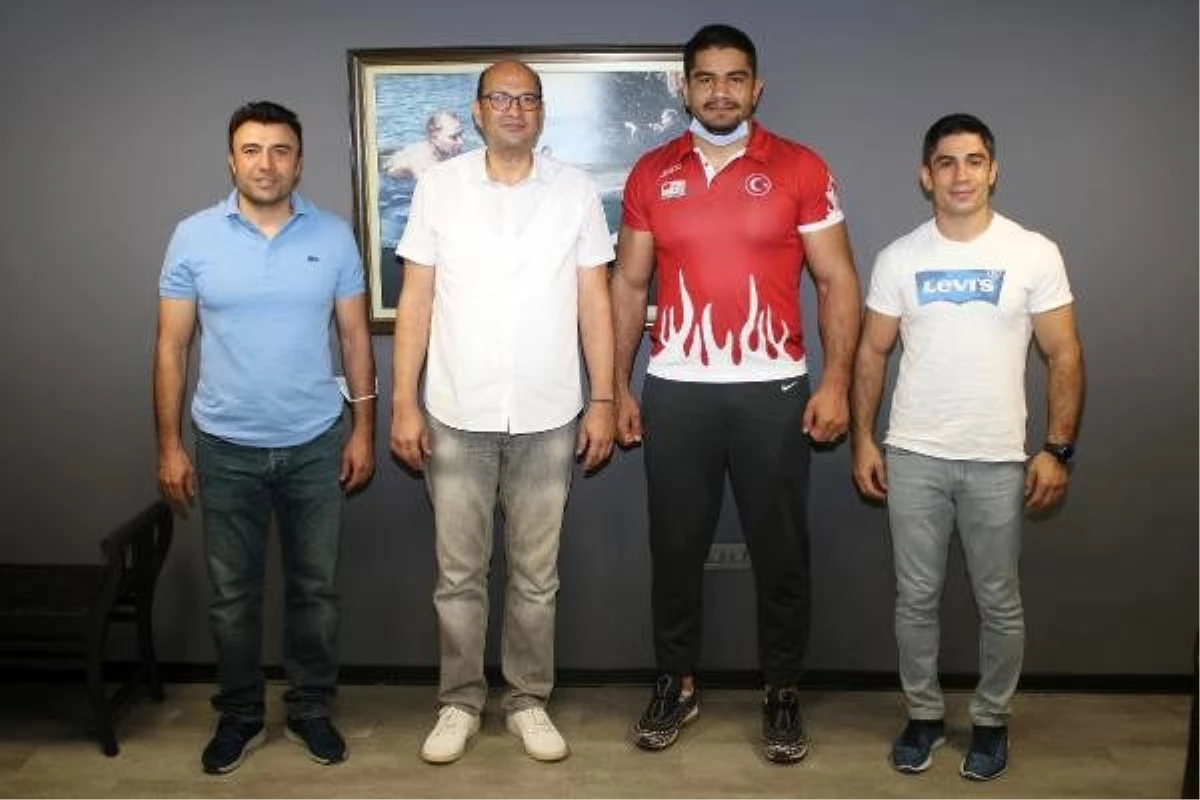 Milli güreşçi Taha Akgül\'den İzmir ziyareti