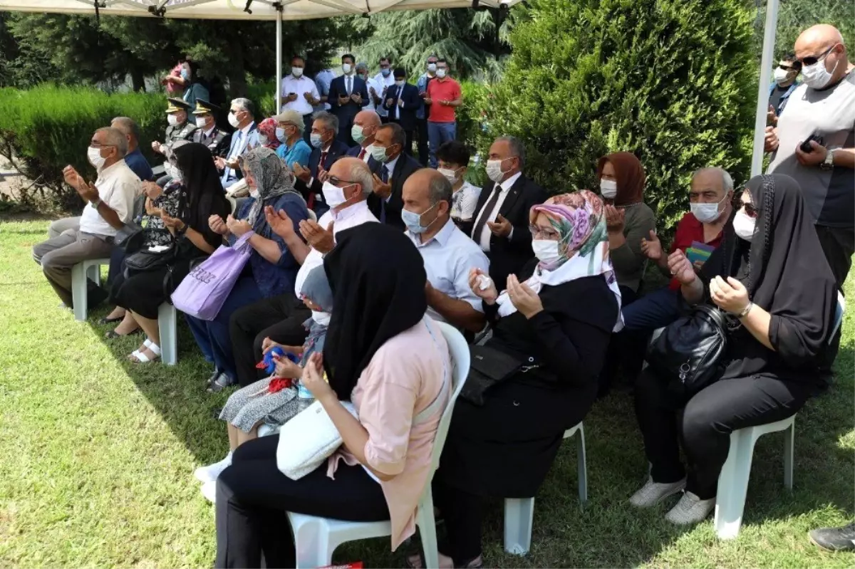 Protokol koltuğuna şehit anne babaları oturdu