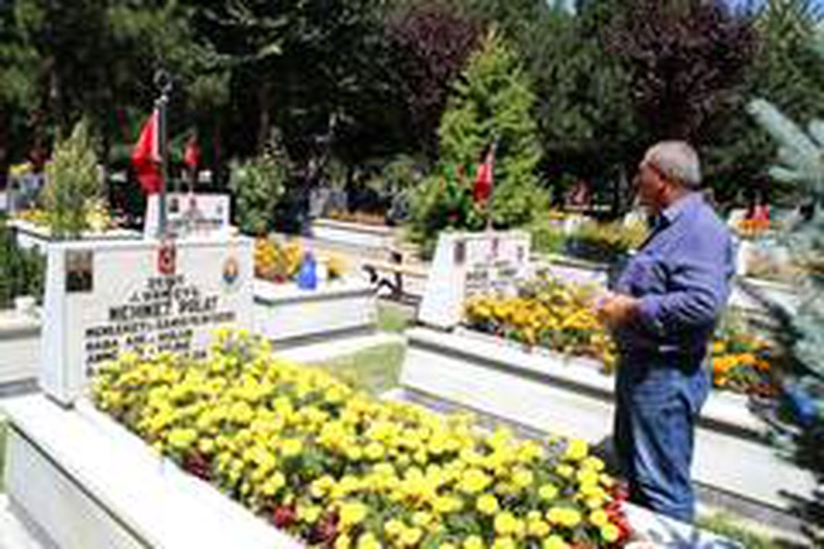 Şehitlikte hüzünlü arefe