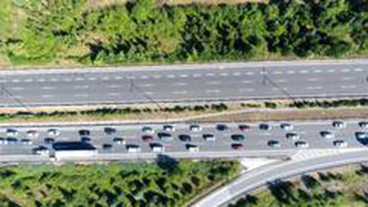 TEM Otoyolu\'nda durma noktasına gelen trafik havadan görüntülendi