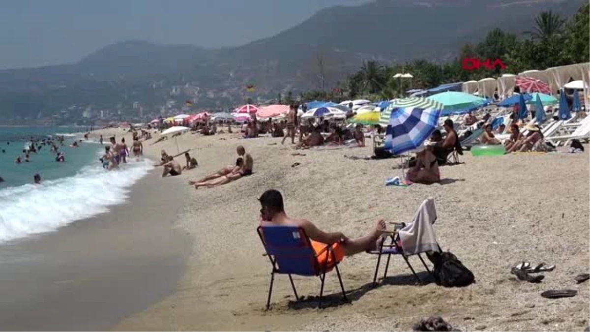 Alanya\'da tatilciler bayramı plajlarda geçiriyor