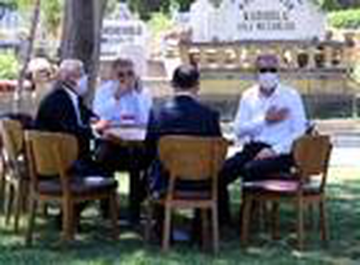 Bakan Akar, Kayseri\'de anne ve babasının kabrini ziyaret etti