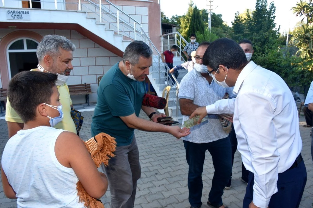Başkan Çelik cami çıkışında vatandaşlarla bayramlaştı