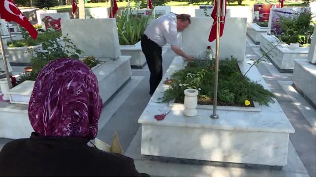 Başkentte şehit aileleri bayramın ilk günü kabristanda dua okudu